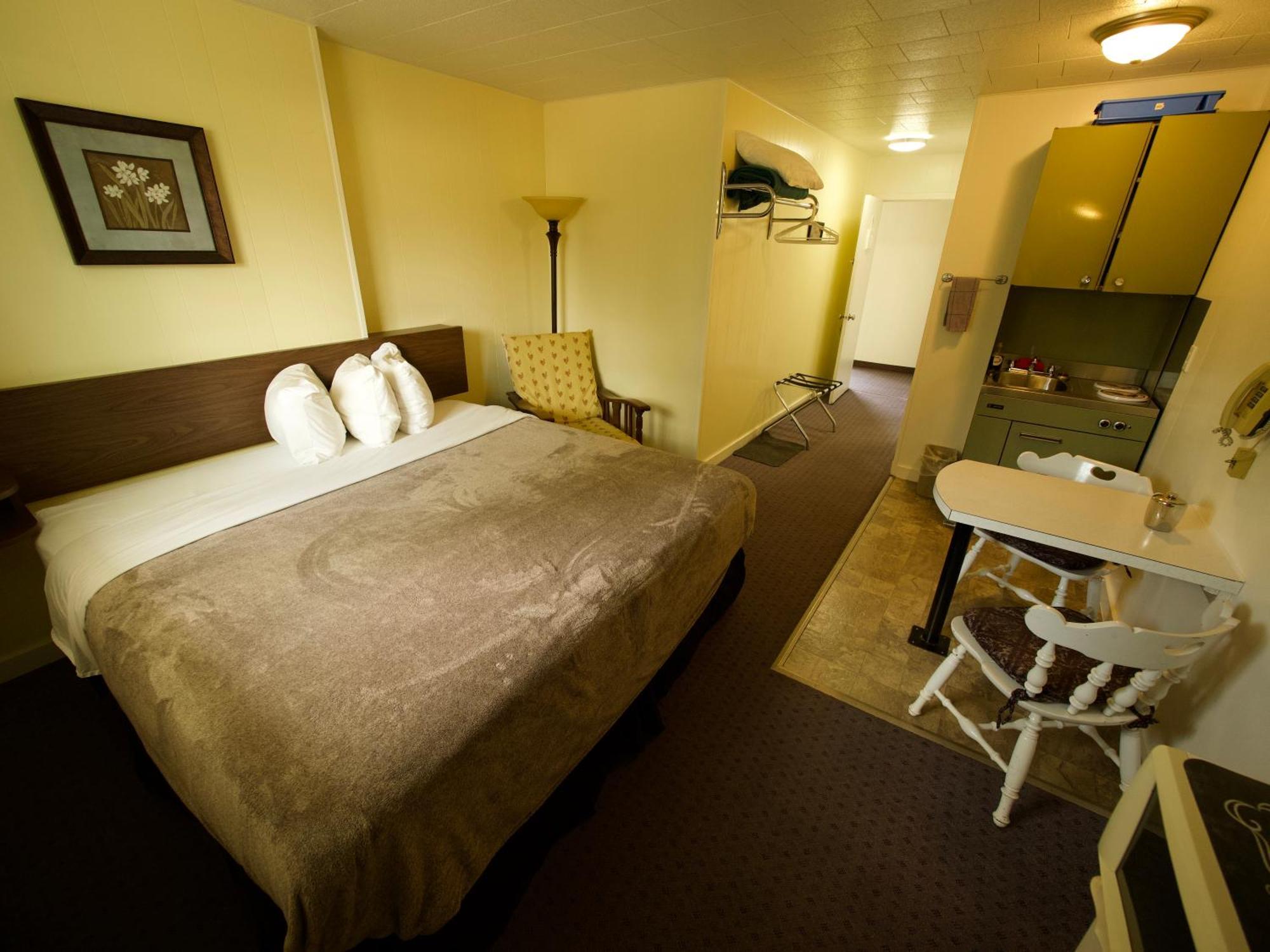Creston Valley Motel Экстерьер фото