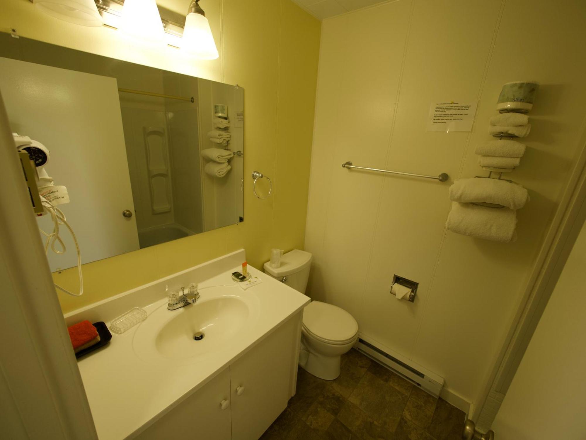 Creston Valley Motel Экстерьер фото
