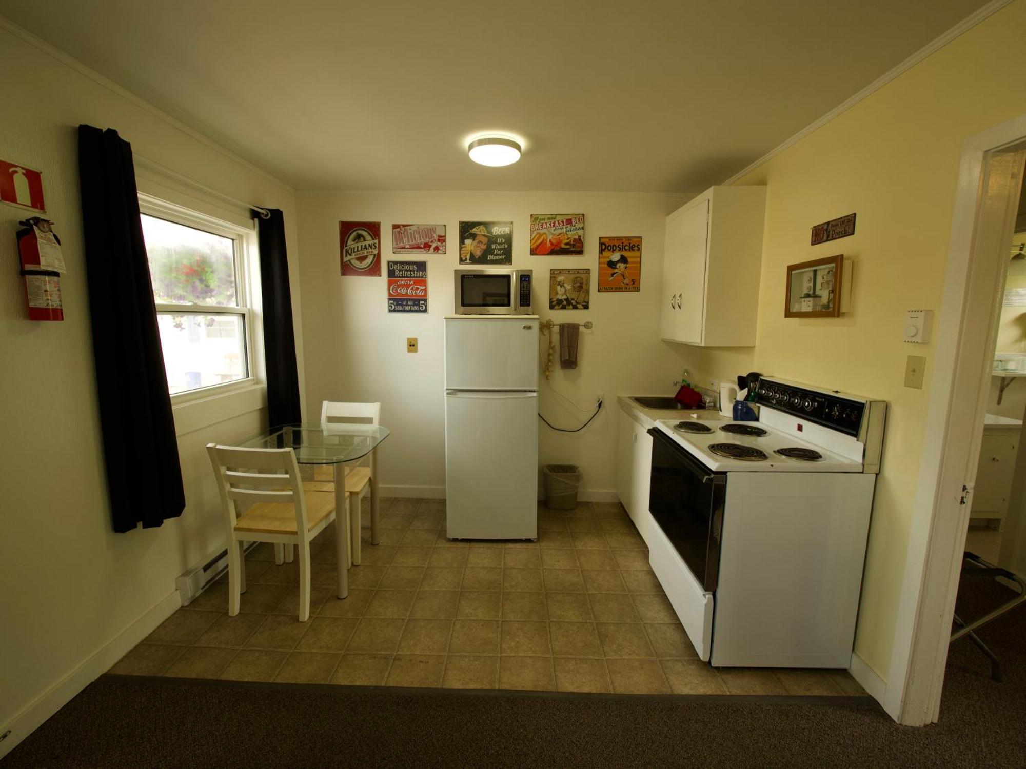 Creston Valley Motel Экстерьер фото